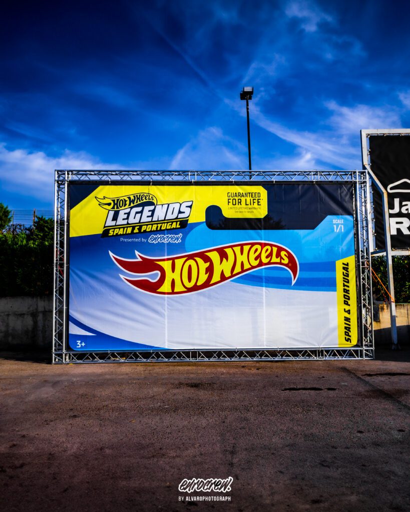 Cartel De hotwheels Eurocrew Jarama situado en la entrada del circuito